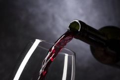 Fles wijn met gepersonaliseerd etiket
