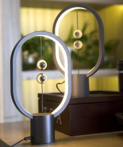 Magnetic balance lamp