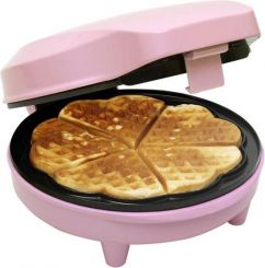 Ontbijt op bed met hartvormige wafels